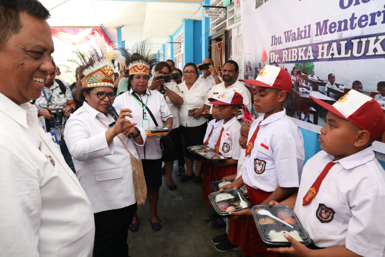 Vice Minister of Home Affairs Ribka Haluk encouraged the use of Papua's agricultural products to support the program of providing free nutritious food for school children.